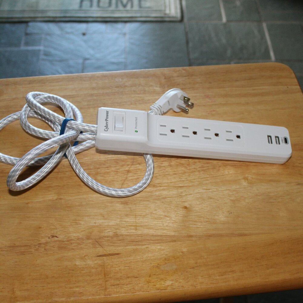 CyberPower Relocateable Power Tap - 4 outlets, 3 USBS